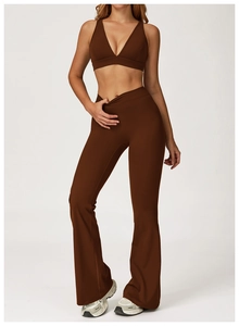 Dettaglio della vita alta a incrocio sui leggings yoga a zampa marrone scuro