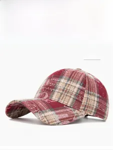 Dettaglio del berretto da baseball vintage a quadri rossi con classica visiera curva