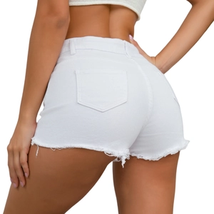 Vista posteriore dettagliata degli shorts in denim bianco a vita alta con orli sfilacciati