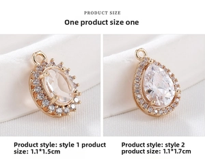 Vue détaillée de deux élégants pendentifs en cristal doré avec les dimensions du style