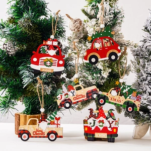 Set aus hölzernen Weihnachtsauto- und LKW-Anhängern mit Gnomen für den Tannenbaum.