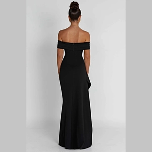 Elegante Rückansicht des schwarzen schulterfreien Abendkleids mit figurbetontem Schnitt