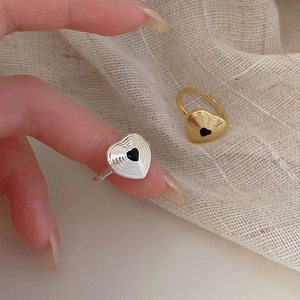 Adjustable 925 silver heart ring with concentric textures in gold and silver finish