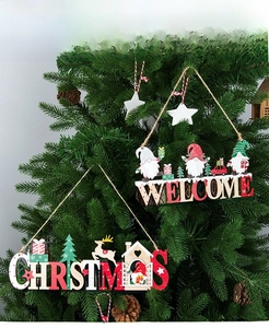 Dettagli di targhe natalizie in legno con disegni di gnomi, renne e alberi di Natale