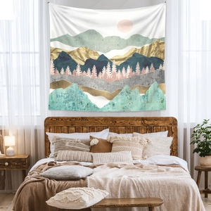 Detail eines böhmischen Wandteppichs mit abstrakter Waldlandschaft über einem Holzbett