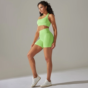 Dettaglio del set yoga senza cuciture verde fluo con reggiseno e pantaloncini a vita alta