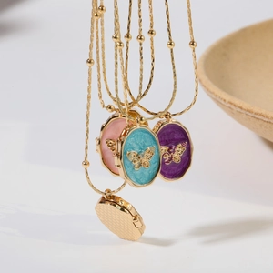Mehrlagige Goldkette mit Schmetterling Medaillon Anhängern in Rosa, Blau und Lila Emaille