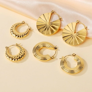 Trois paires de boucles d'oreilles créoles dorées en acier inoxydable plaqué or 18 carats