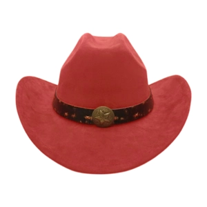 Détail d'un chapeau de cowboy rouge en daim avec une boucle dorée en forme d'étoile