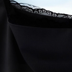Jupe élégante en satin noir avec bordure en dentelle, style de luxe minimaliste