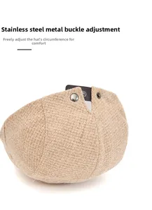 Détail de la boucle réglable en acier inoxydable et de la lanière en cuir du béret beige