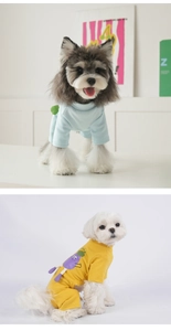 Détail d'une combinaison tricotée bleue pour chien et un pyjama jaune à motif aubergine