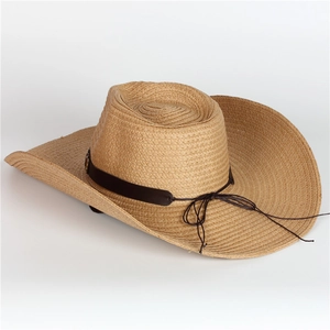 Strohhut für Herren im Cowboy-Stil mit braunem Zierband für Sonnenschutz am Strand