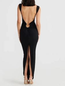 Elegante abito lungo aderente nero schiena scoperta con scollo a V e vestibilità slim