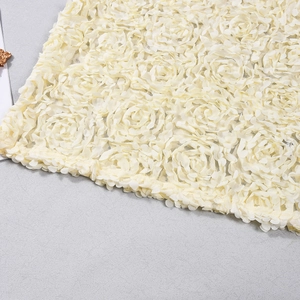 Detaillierte Makroansicht von cremefarbenem Chiffon mit 3D-Rosenstruktur und feinen Details