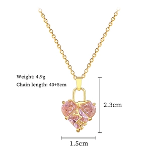 Détail du pendentif cadenas cœur rose avec texte LOVE doré et chaîne de 45 cm