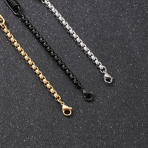 Detailansicht von drei Boxketten in Gold, Schwarz und Silber mit Karabinerverschluss
