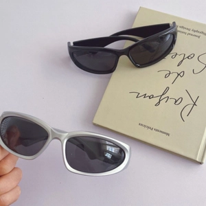 Lunettes de soleil sport pour enfants en noir et argent pour un look mode et moderne