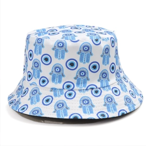 Dettaglio della stampa occhio blu e mano di hamsa su un cappello bucket bianco