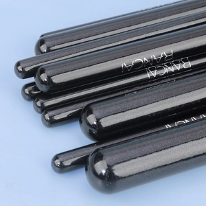 Macro des manches de pinceaux de maquillage noirs pailletés avec logo Rancai