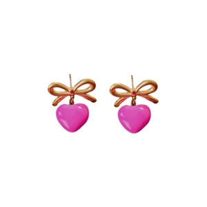 Boucles d'oreilles nœud en acier inoxydable avec pendentifs cœur émail rose vif sur fond blanc