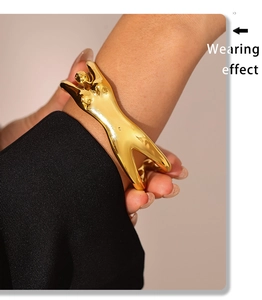 Trageeffekt einer goldenen Damen-Armspange aus 18K vergoldetem Titanstahl in Kunstform