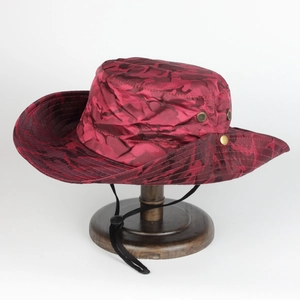 Détail du chapeau de soleil camouflage rouge avec large bord et cordon coupe-vent réglable