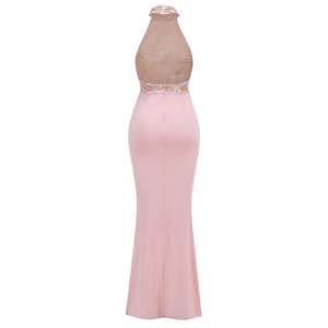 Dettaglio abito da sera a sirena rosa con applicazioni in pizzo floreale e retro in tulle