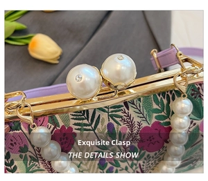 Detailaufnahme des Perlenverschlusses und Blumengewebes einer Vintage-Handtasche im China-Stil