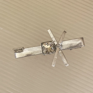 Dettaglio del fermaglio argento con cristallo quadrato e incisione France handmade