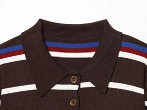 Detailansicht eines Strick-Poloshirts mit braunen Knöpfen und blau-rot-weißen Streifen