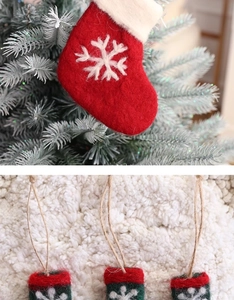 Détails des décorations de Noël en feutre de laine avec flocons et cordes en lin