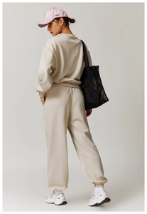 Détail d'un ensemble de sweat-shirt crème ample avec pantalon de sport et grand sac