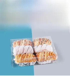 Detailansicht von sechs künstlichen Cupcakes in Klarsichtverpackung mit Papiermanschetten