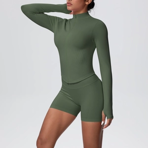 Détail de l'ensemble de yoga côtelé vert olive avec haut zippé et short de sport
