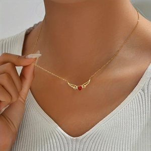 Squisita collana d'oro con gemma a cuore rosso e ciondolo ad ala d'angelo da donna