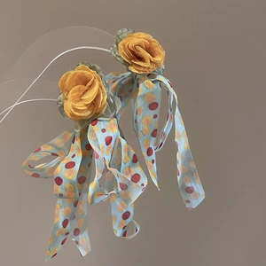 Boucles d'oreilles fleurs jaunes faites à la main avec rubans à pois de style rustique
