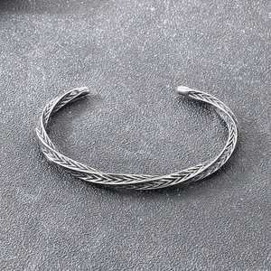 Détail du motif runique Viking Mobius torsadé sur un bracelet jonc en acier