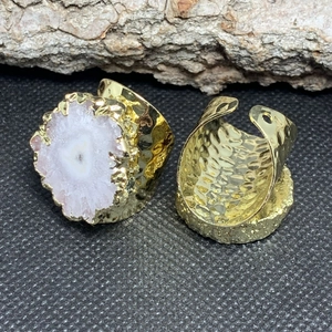 Detailansicht des 14K vergoldeten Sonnenblumenrings mit Kristallen und Hammerschlag