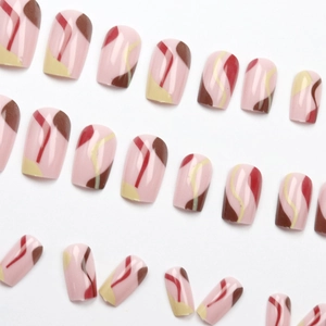 Faux ongles courts carrés avec base rose et motifs ondulés abstraits rouge et brun