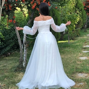 Robe de mariée élégante aux épaules dénudées avec tulle multicouche et traîne en A