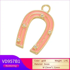 Ciondolo a ferro di cavallo in smalto rosa e ottone dorato con zirconi, 13x21 mm