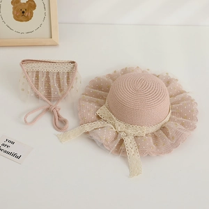 Détail de l'ensemble chapeau et sac en paille rose pour filles avec dentelle et tulle