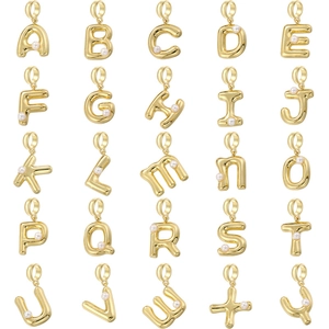 Pendentifs alphabet ronds dorés sertis d'une perle blanche, collection sur fond blanc