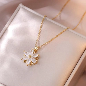 Elegante goldene Halskette mit rotierendem Blumenanhänger und weißen Zirkoniasteinen