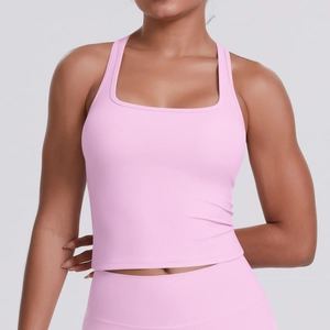 Gros plan du haut de sport rose montrant le tissu mat extensible et les coutures plates