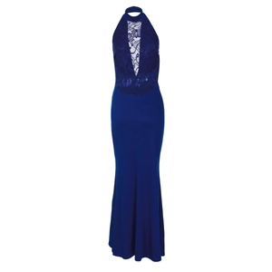 Détail de la dentelle et de l'encolure licou évidée sur cette robe de soirée bleu marine