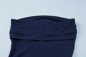 Détail de la taille haute avec plis et fermeture éclair invisible sur robe bleu foncé