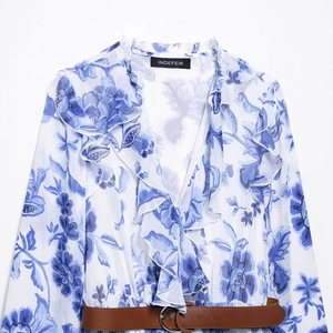 Robe midi à fleurs, col en V à volants et ceinture sur fond blanc pur avec imprimé orchidée