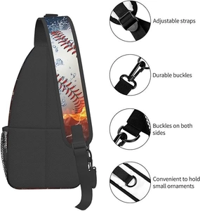 Détails des sangles réglables et boucles sur ce sac à bandoulière avec motif de baseball